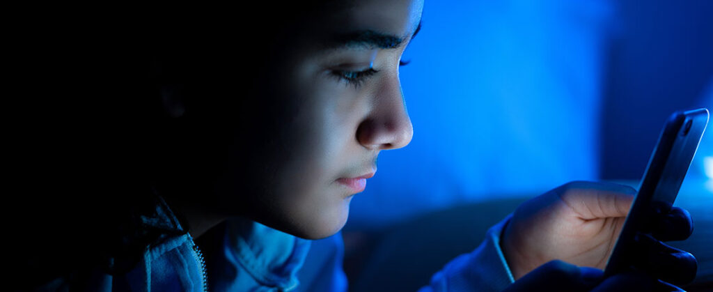 Francia plantea restricciones estrictas en redes sociales para proteger a menores