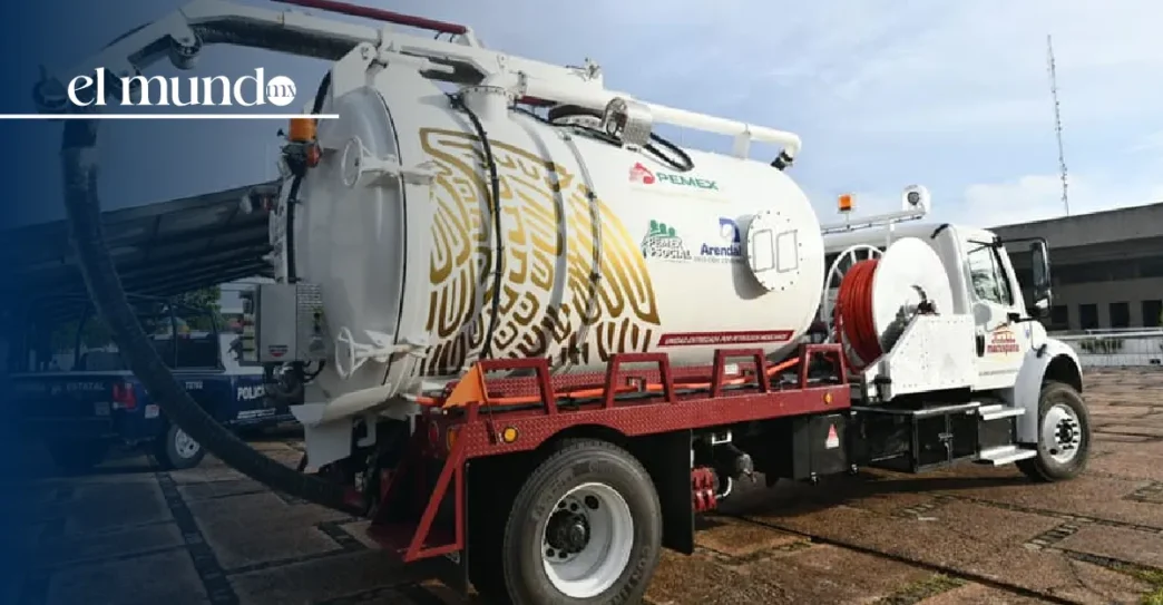 Pipa de Pemex cae en socavón en Iztacalco, CDMX