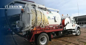 Pipa de Pemex cae en socavón en Iztacalco, CDMX