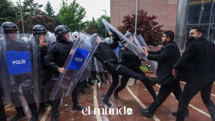 Turkish Police Use Tear Gas and Rubber Bullets to Storm Opposition Party Headquarters