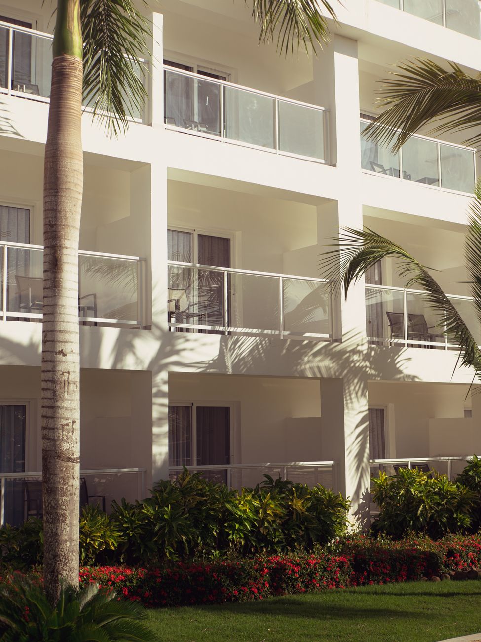 Fatal Fire at Dominican Republic Beach Resort Kills Italian Tourist, Forces Mass Evacuation