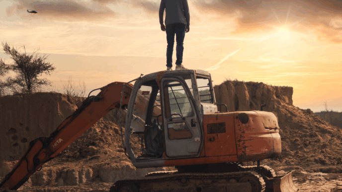 Warner Bros. Unveils First Look at Tom Cruise Playing Corrupt Oil Tycoon in Upcoming Film Digger